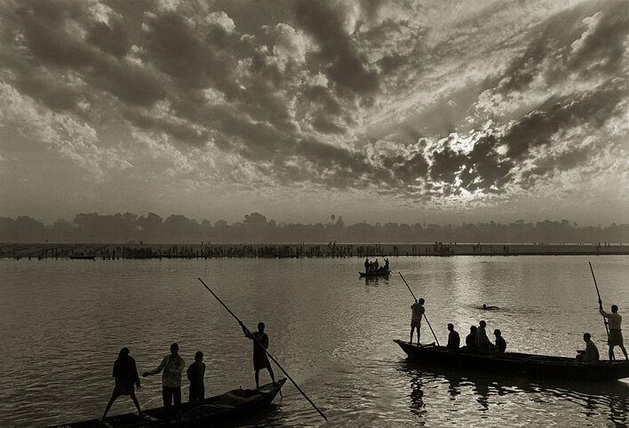 Раннее утро, река Гандак, фестиваль слонов, Сонепур Мела, Патна, Индия. © Дон МакКаллин