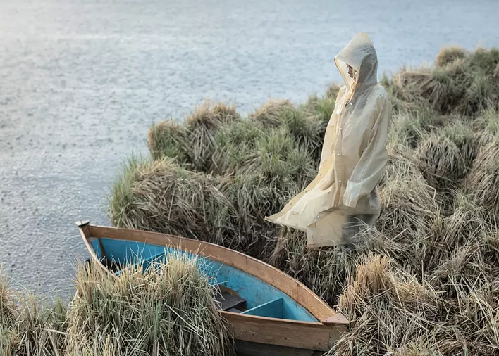 Внучка и лодка. Из проекта «Атлас Первого снега». © Елена Аносова, 2017