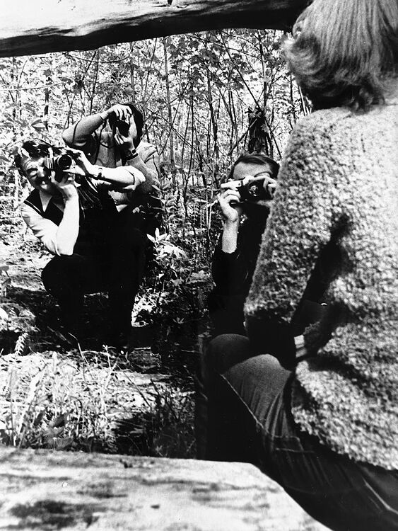 &copy;Александр Тягны-Рядно. «Юрий Андреев и фотоклуб «Правда» на пленэре. Москва. 1981»