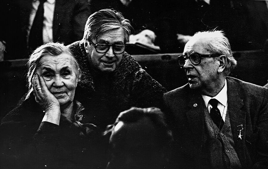 &copy;Александр Тягны-Рядно. «Валерий Генде-Роте.  Встреча с коллегой. На выставке с Дмитрием Бальтерманцем. Беседа с академиком Дмитрием Лихачевым. Интервью с Питером Устиновым. Москва. 80 годы»