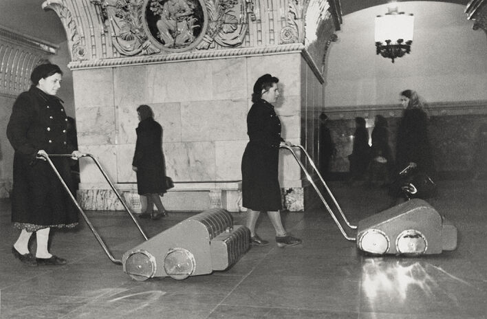 Михаил Грачев. Метро. Уборка пылесосами. 1952–1957. Серебряно-желатиновый отпечаток. Собрание МАММ