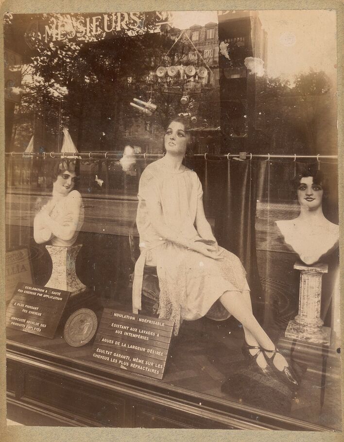 Эжен Атже. Витрина парикмахерской на Авеню де л`Обсерватуар в Париже. 1926